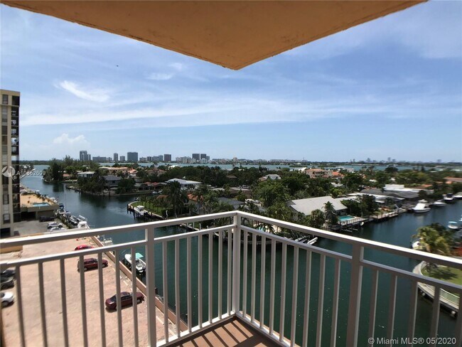 Foto del edificio - 2450 NE 135th St