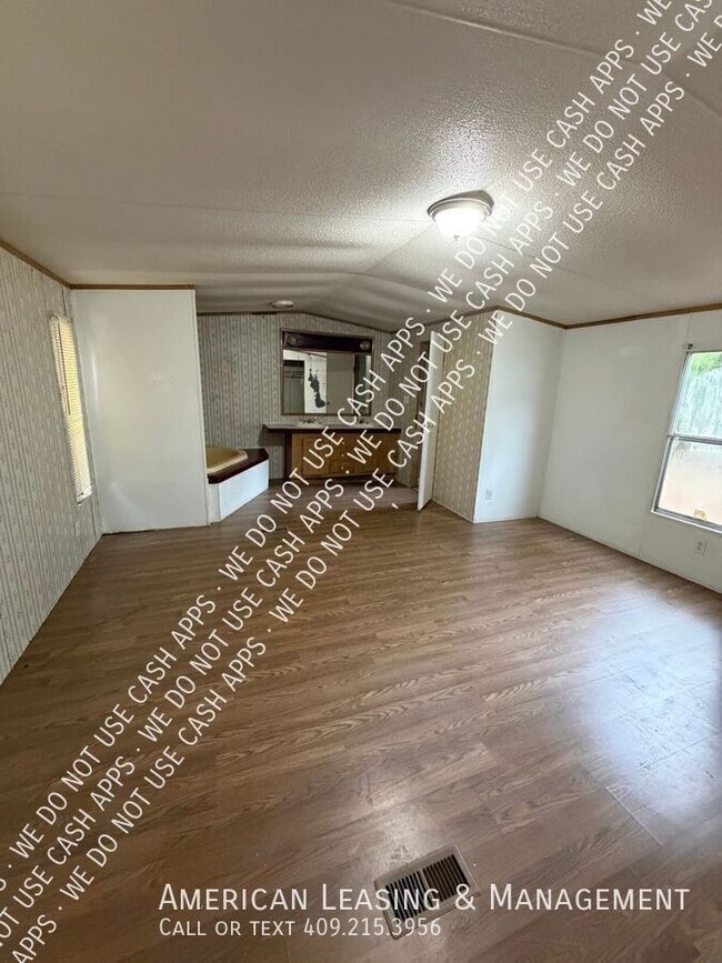 Building Photo - 102 Hornet Ln