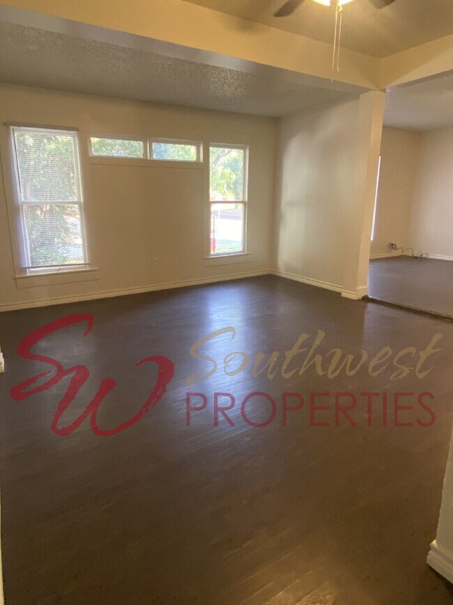 Foto del edificio - 5 Bedroom House Near Campus — Perfect for Roommates