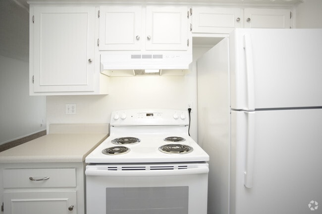 2BR, 1BA - 920 SF - Southfield and Oliver Court