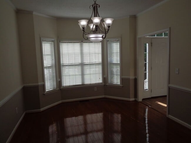Building Photo - APPLICATIONS PENDING-House For Rent in NW ...