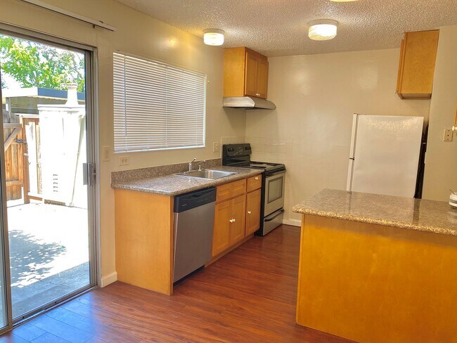 Foto del edificio - COMING SOON! $2790 - GORGEOUS 2 BEDROOM TOWNHOUSE IN PARKMONT AREA OF CENTRAL FREMONT