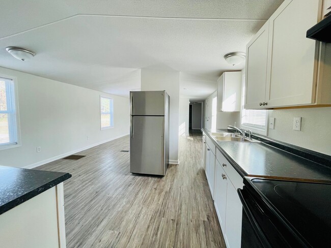 Building Photo - Completely remodeled 4 bedroom, 2 bath man...