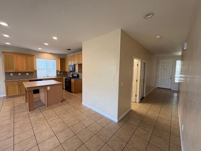 Foto del edificio - Spacious NW Visalia Home w/ Split Floor Plan!