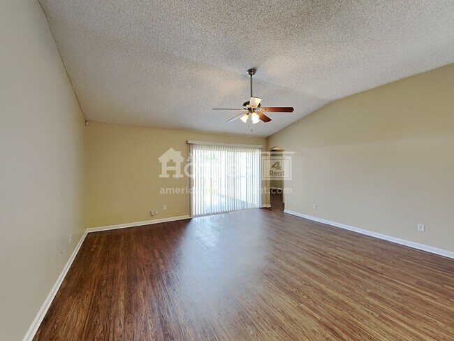 Foto del edificio - 9239 Sharnbrook Lane