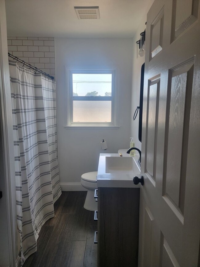 Foto del edificio - 3 Br 1 Ba available now