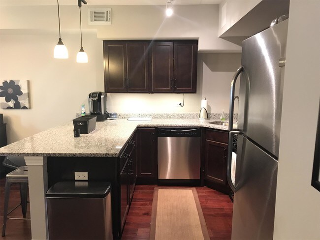 Building Photo - 5802 N Kenmore Ave