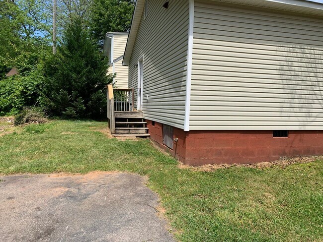 Foto del edificio - SHORT TERM HOME RENTAL AVAILABLE IN DESIRABLE HAYES BARTON/MIDTOWN--RANCH--3 BEDROOMS-2 BATHS--RO...