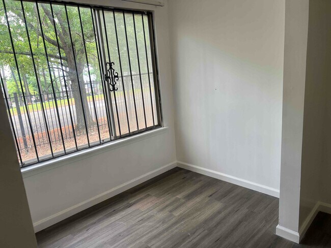 Building Photo - 402 Skyview Dr