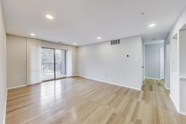 Building Photo - Spacious Updated Condo Available for Immediate Move-In