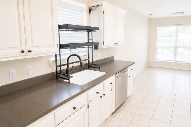 Building Photo - 3 Bedroom / 2 Bath Home Located in West Fayetteville