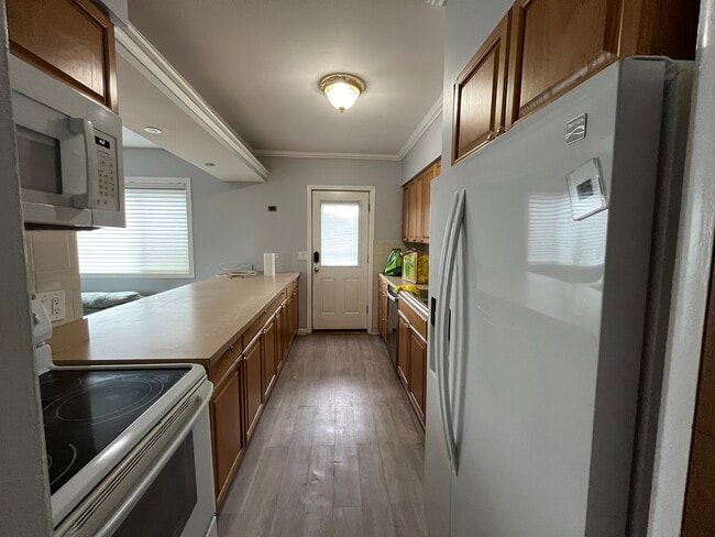 Kitchen - 6816 N Ridge Blvd Apartment