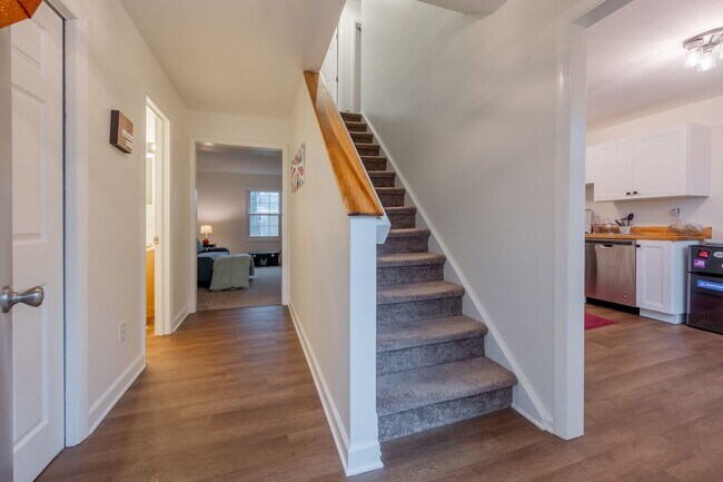 Building Photo - 4 Bedroom Townhome Available 07/01/24