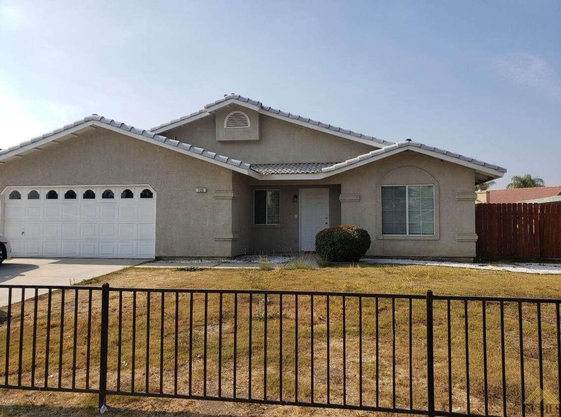 Primary Photo - Splendid 3 bedroom, 2 bath, 2 car garage h...