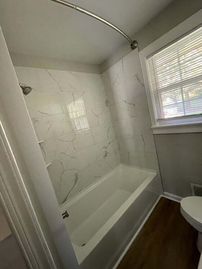 Building Photo - 3 Bedrooms 1.5 bath
