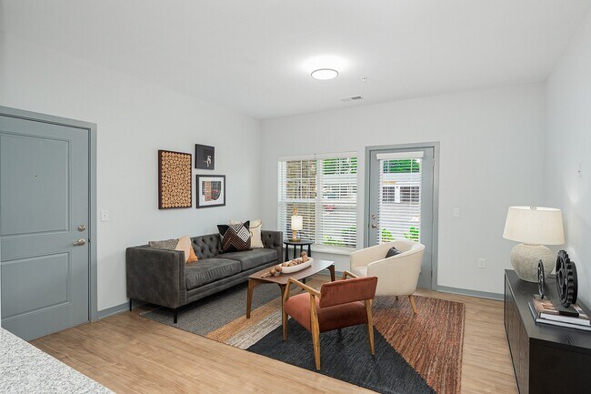 Vista de la sala de estar con espacio exterior privado - The Retreat at Canal Apartments