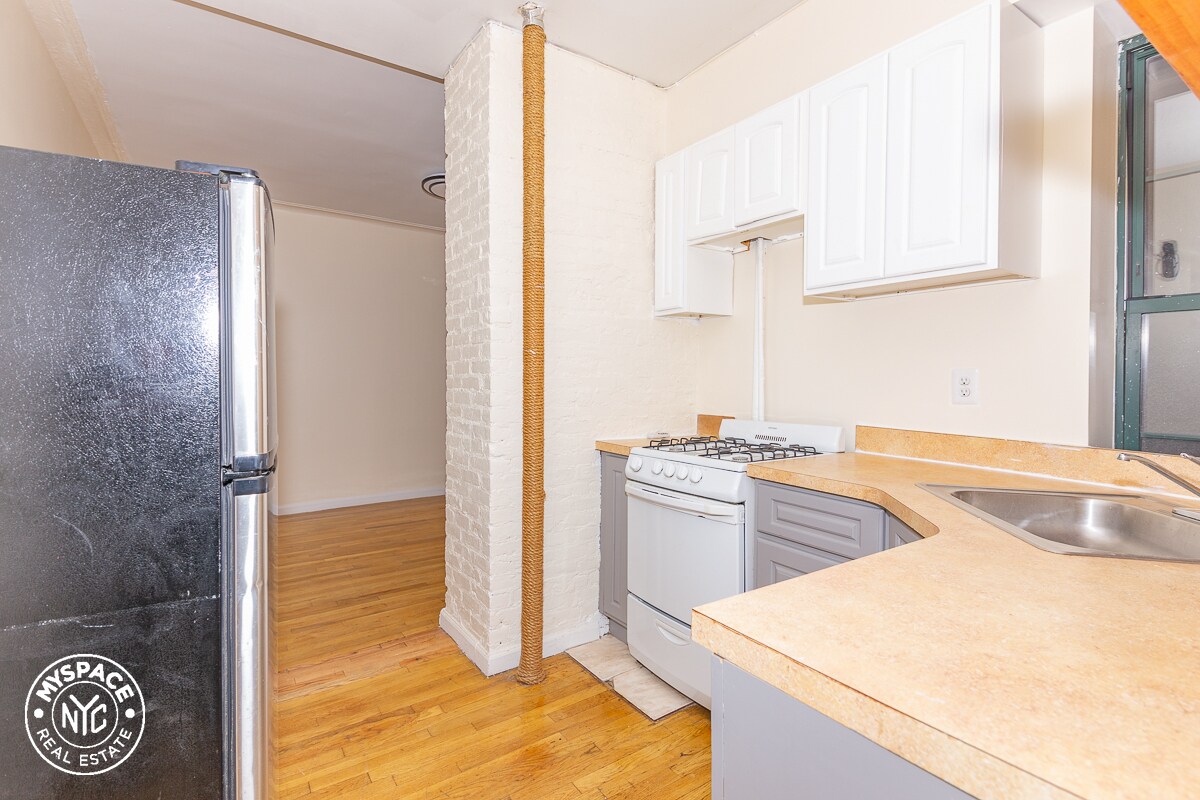 Primary Photo - 117 S 4th St