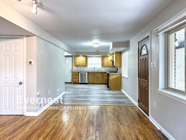 Foto del edificio - 116 Saunders Station Rd
