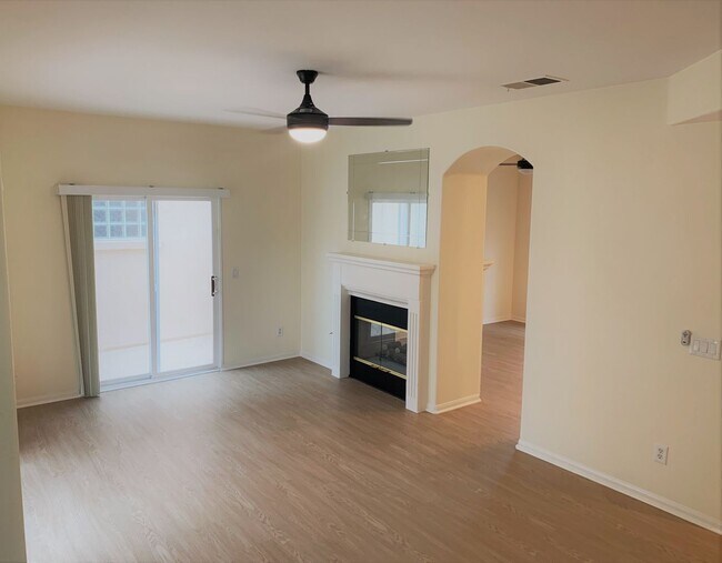 Building Photo - 2 Bed/2.5 Bath Beach Townhome - Just 2 blo...