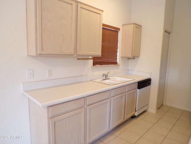 Building Photo - 1331 Deborah Dr