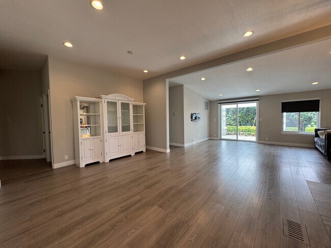 Foto del edificio - 18320 Ingomar St