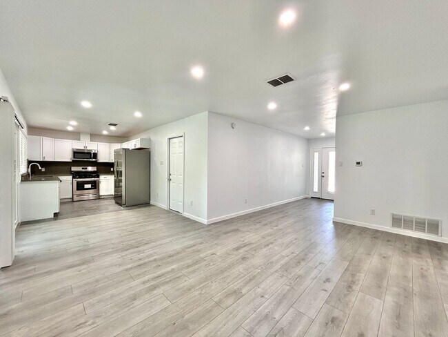 Building Photo - Inviting 3/BR 2/BA Home with Spacious Layo...