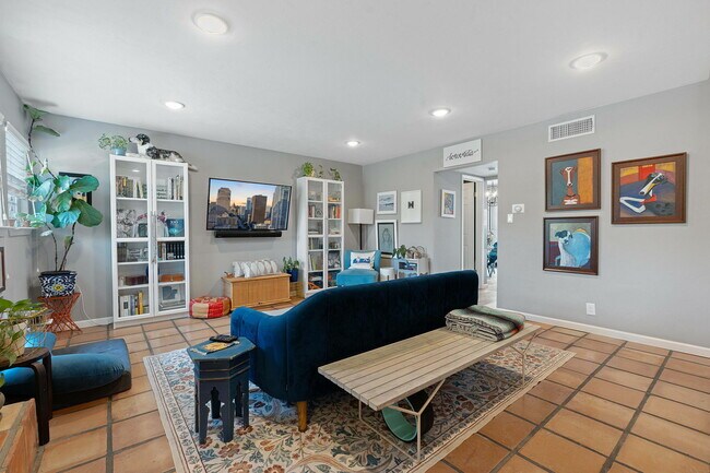 Foto del edificio - 3211 Northeast Dr