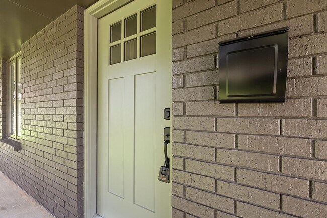 Foto del edificio - Charming Updated Home with 1-Car Garage, Fenced Backyard & Modern Finishes