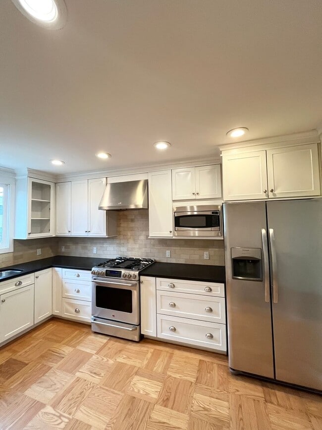 Building Photo - Spacious and Centrally Located, Pet Friend...