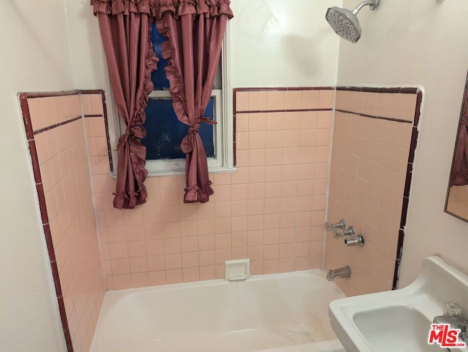 Foto del edificio - 8472 Main St