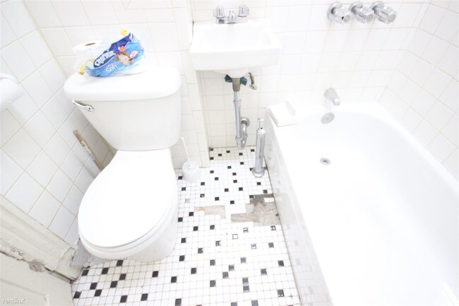 Building Photo - 184 Covert St