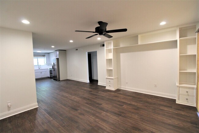 Building Photo - (Coming Soon) 2 Bedroom Condo In South Park!