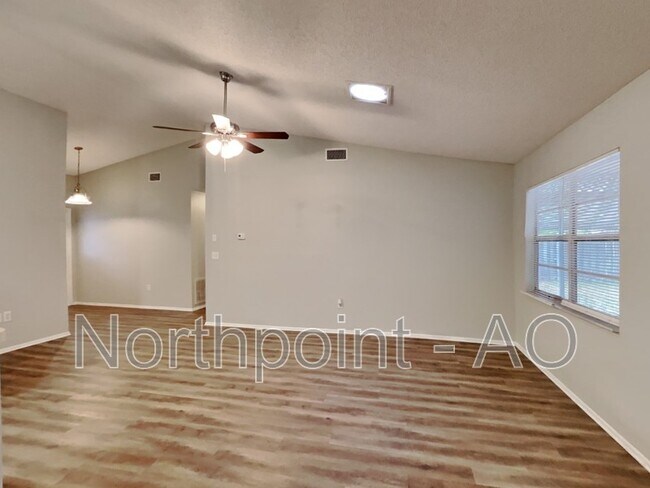 Foto del edificio - 7742 Mitchell Ranch Rd