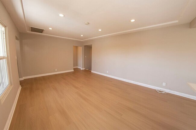 Building Photo - 5BR 3BA College Area Home - Viynl Plank Fl...