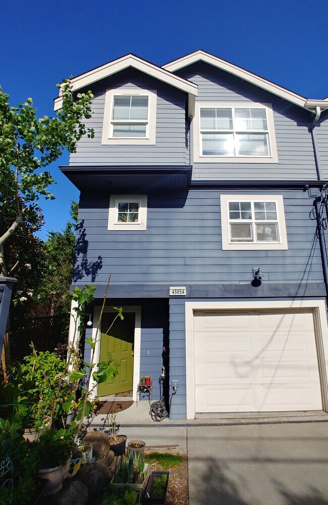 Photo - 4505 40th Ave SW House