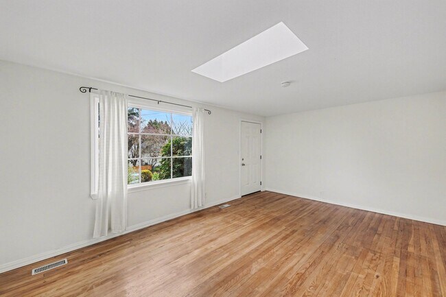 Building Photo - 3bd/1.75ba Seattle Home