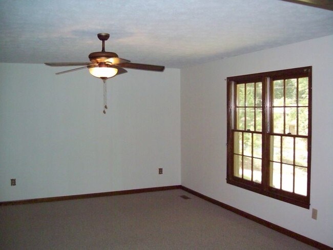 Building Photo - 130 Rollingwood Dr