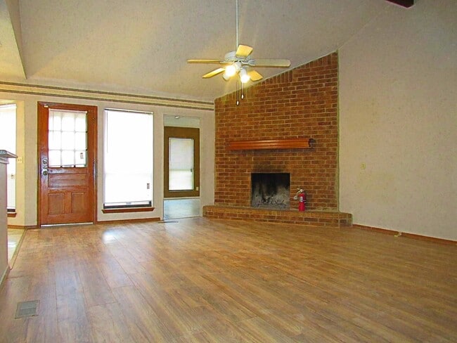 Foto del edificio - COOMING SOON! Spacious 3-Bed, 3-Bath Single-Family Home in Prime Oklahoma City Location