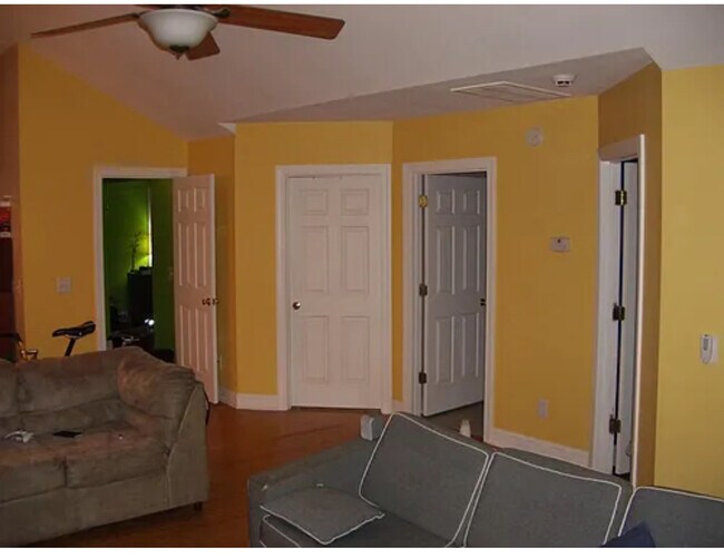 Gran sala - 206 N Graham St