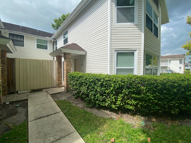 Building Photo - Great 3 Bedroom, 2 Bathroom condo in the V...