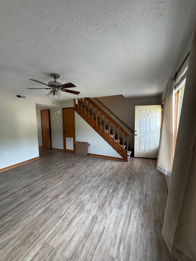 Foto del edificio - 4774 Mayfield Dr