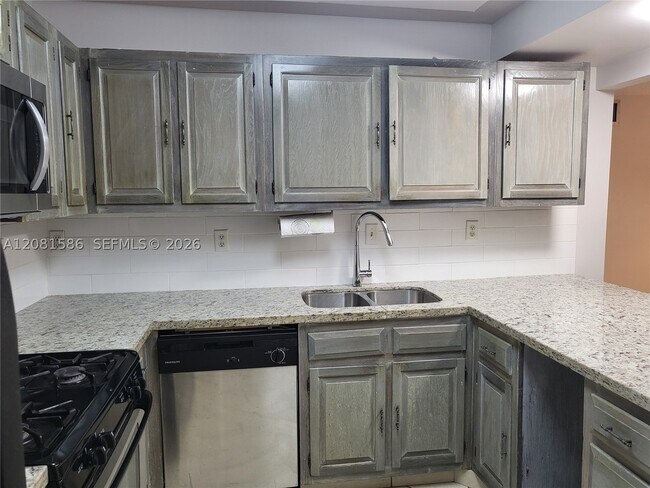 Building Photo - 6924 SW 114th Pl