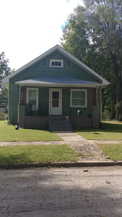 Frente - 604 W 3rd Ave