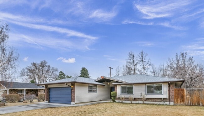Building Photo - 1490 Foster Dr