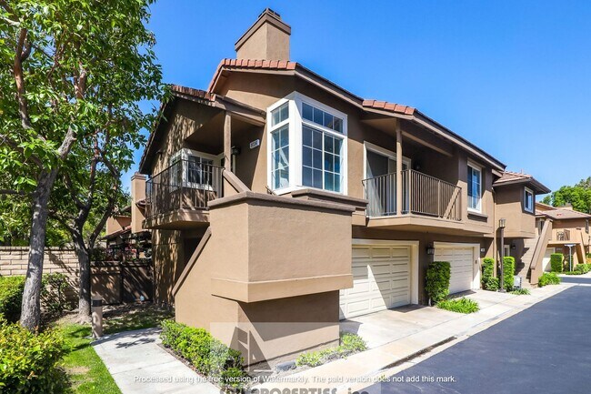 Building Photo - Charming end-unit home in Anaheim
