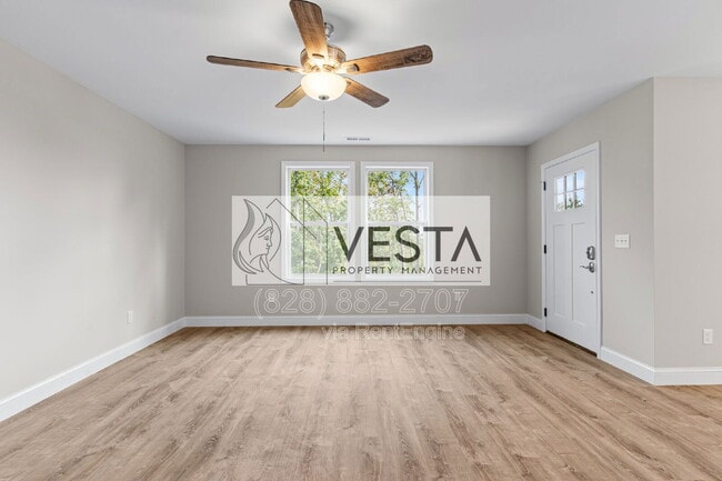 Building Photo - 376 Hague Dr