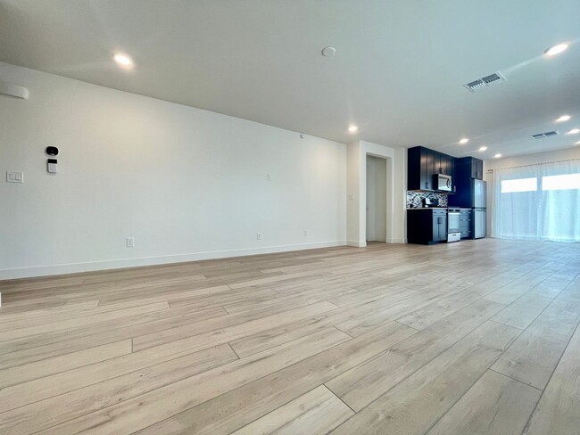 Building Photo - Gorgeous 3 bedroom 2 Bathrooms home is a M...