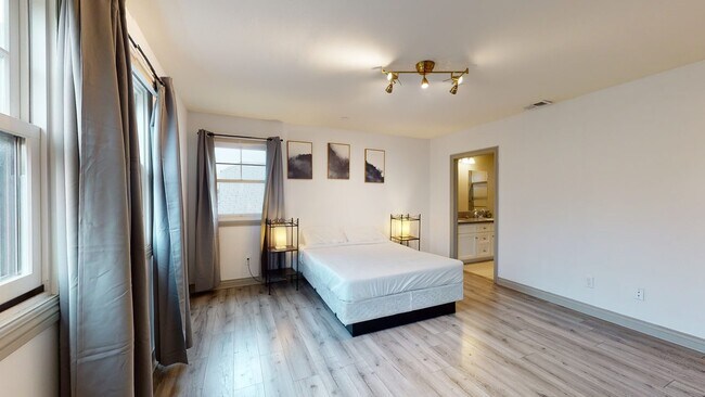 Foto del edificio - ROOM ONLY in 4-bed/3.0-bath Home