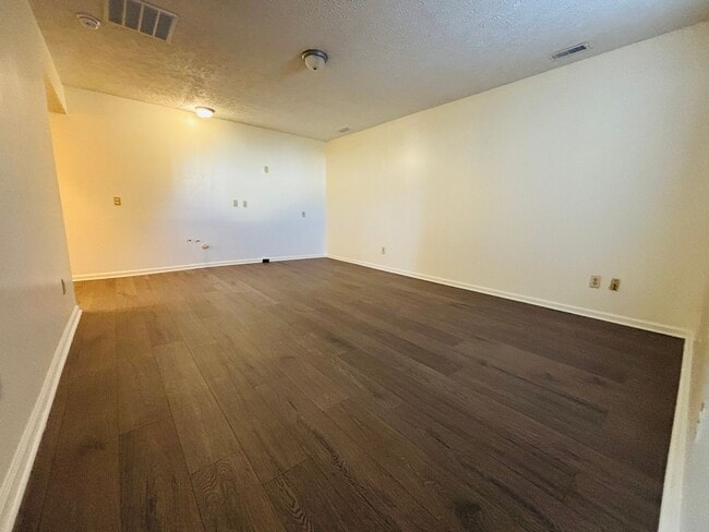 Building Photo - 310 Wakeman Ct NE