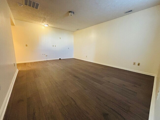 Foto del edificio - 310 Wakeman Ct NE